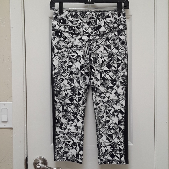 Nike Dri Fit  Legend. Jewels Tight Training Capri - Picture 5 of 15